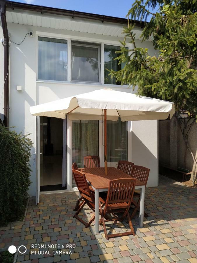 Guest House Butterfly Wing Odesa Exterior foto
