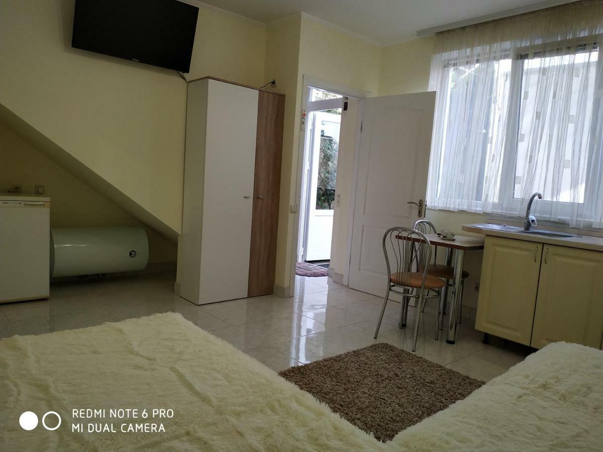 Guest House Butterfly Wing Odesa Exterior foto
